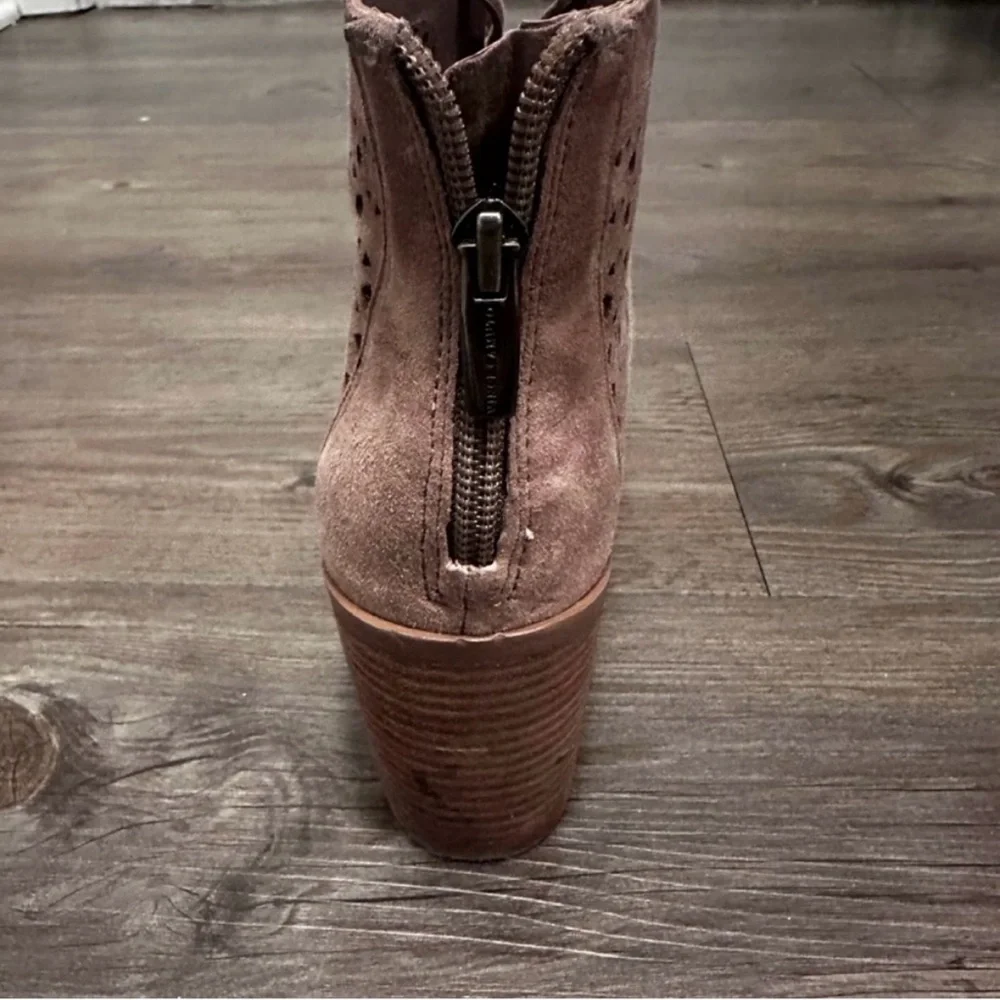 🌻 Tan VINCE CAMUTO Trevan Cutout Lace Up Peep Toe Ankle Booties - Size 7.5